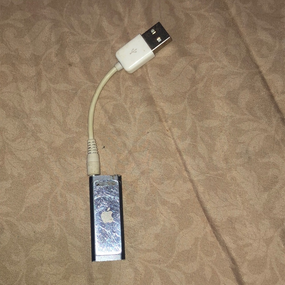 I-pod shuffle with usb charger cord